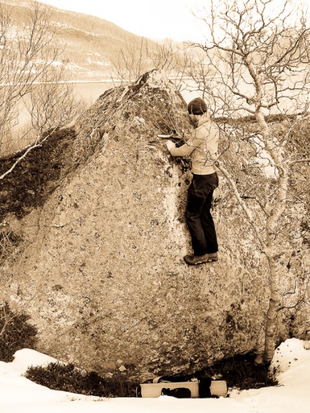 Martin Ernstsen cleaning boulders in fishing boots