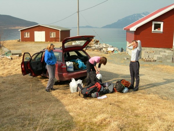 Runa, Inger og Hilde har kjørt helt fra Setermoen for å være med