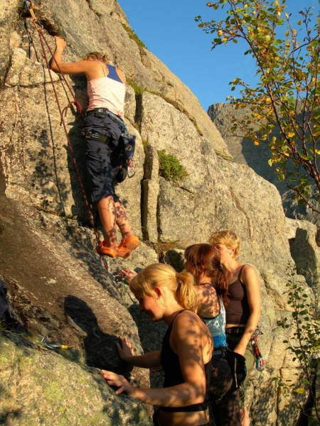 Hege jobber med å redde Ragnhild, mens Birgit og Kirsten observerer