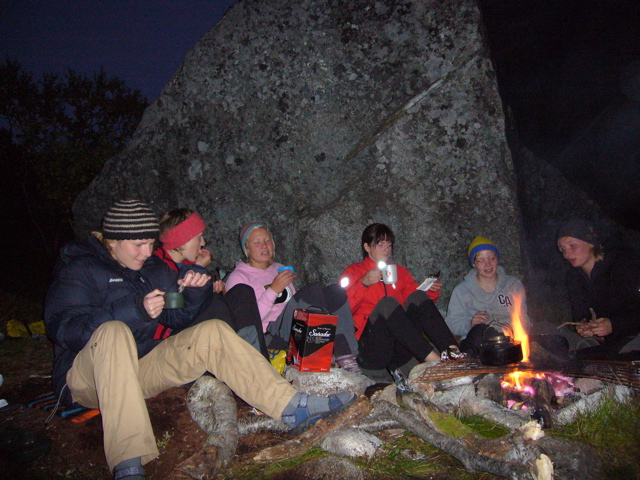 Bålkos om kvelden. Jannike, Marianne, Johanna, Hege, Birgit og Birgit